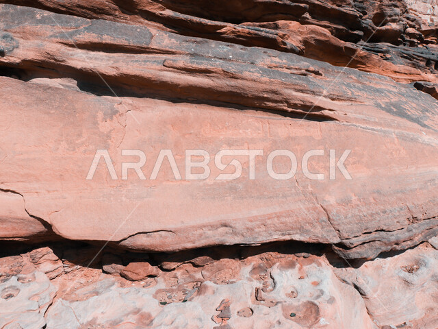صورة للتكوينات الصخرية في منطقة بجدة نيوم  شمال غرب المملكة العربية السعودية ، جبال ذات تشكيلات صخرية جذابة في تبوك ، معالم حضارية سياحية في المملكة العربية السعودية .
