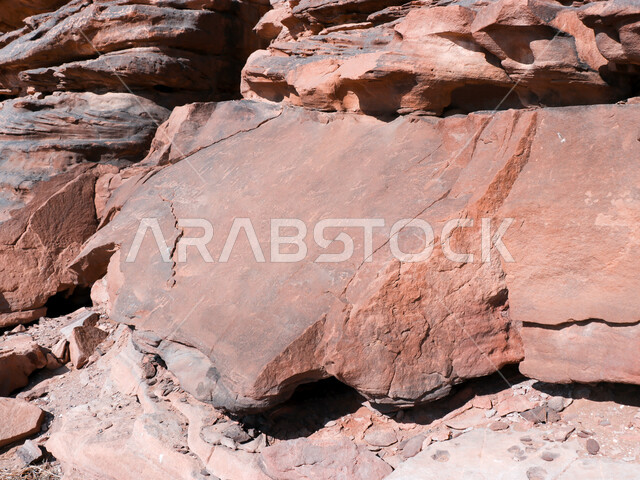 صورة للتكوينات الصخرية في منطقة بجدة نيوم  شمال غرب المملكة العربية السعودية ، جبال ذات تشكيلات صخرية جذابة في تبوك ، معالم حضارية سياحية في المملكة العربية السعودية .