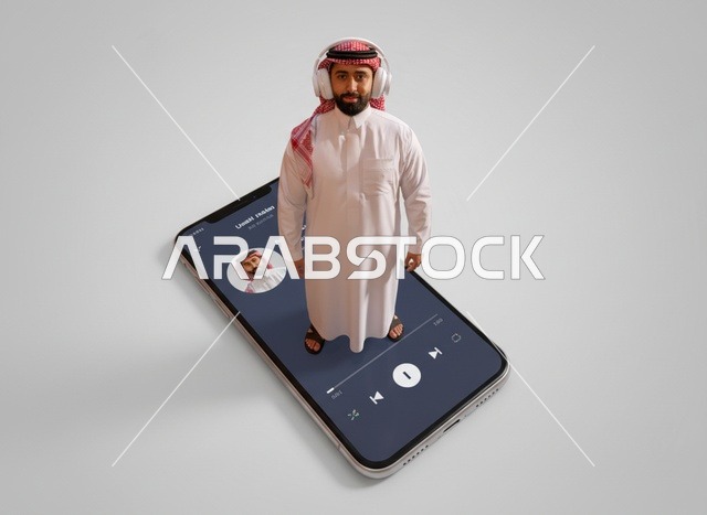 رجل سعودي على تطبيق بث صوتي بالهاتف الذكي