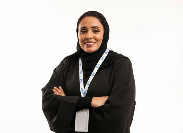 امرأة أعمال سعودية بالعباءة والحجاب التقليدي
