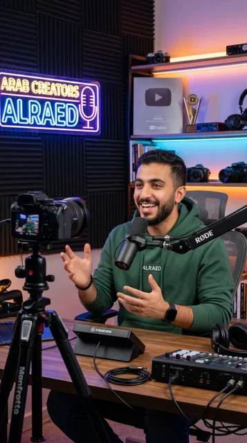 صانع محتوى عربي يسجل بودكاست في استوديو احترافي
