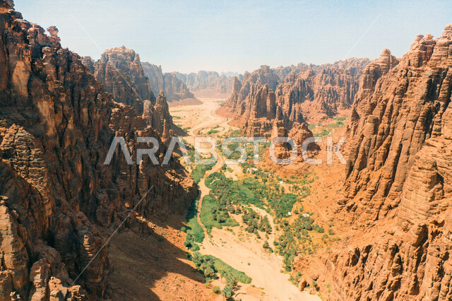 صورة للتكوينات الصخرية في منطقة بجدة نيوم  شمال غرب المملكة العربية السعودية ، مناظر طبيعية خلابة للرمال الذهبية ، جبال ذات تشكيلات صخرية جذابة في تبوك ، معالم حضارية سياحية في المملكة العربية السعودية .