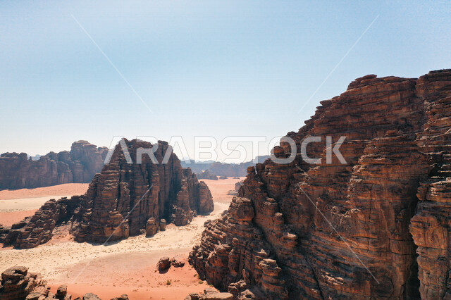 صورة للتكوينات الصخرية في منطقة بجدة نيوم  شمال غرب المملكة العربية السعودية ، مناظر طبيعية خلابة للرمال الذهبية ، جبال ذات تشكيلات صخرية جذابة في تبوك ، معالم حضارية سياحية في المملكة العربية السعودية .