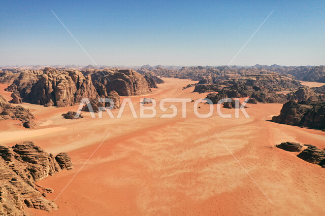 صورة للتكوينات الصخرية في منطقة بجدة نيوم  شمال غرب المملكة العربية السعودية ، مناظر طبيعية خلابة للرمال الذهبية ، جبال ذات تشكيلات صخرية جذابة في تبوك ، معالم حضارية سياحية في المملكة العربية السعودية .