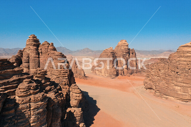 صورة للتكوينات الصخرية في منطقة بجدة نيوم  شمال غرب المملكة العربية السعودية ، مناظر طبيعية خلابة للرمال الذهبية ، جبال ذات تشكيلات صخرية جذابة في تبوك ، معالم حضارية سياحية في المملكة العربية السعودية .