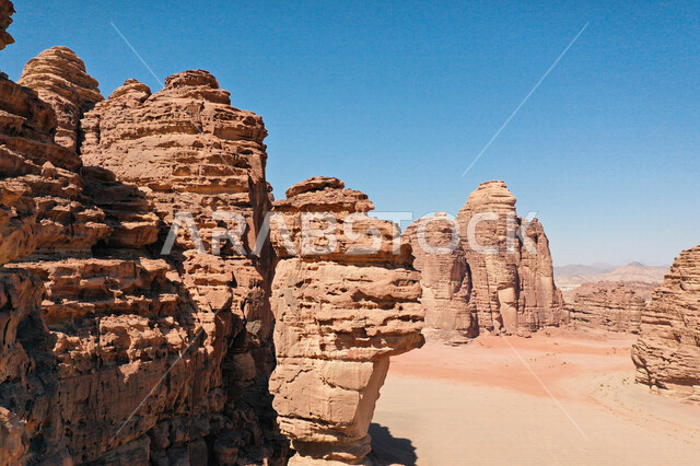 صورة للتكوينات الصخرية في منطقة بجدة نيوم  شمال غرب المملكة العربية السعودية ، مناظر طبيعية خلابة للرمال الذهبية ، جبال ذات تشكيلات صخرية جذابة في تبوك ، معالم حضارية سياحية في المملكة العربية السعودية .