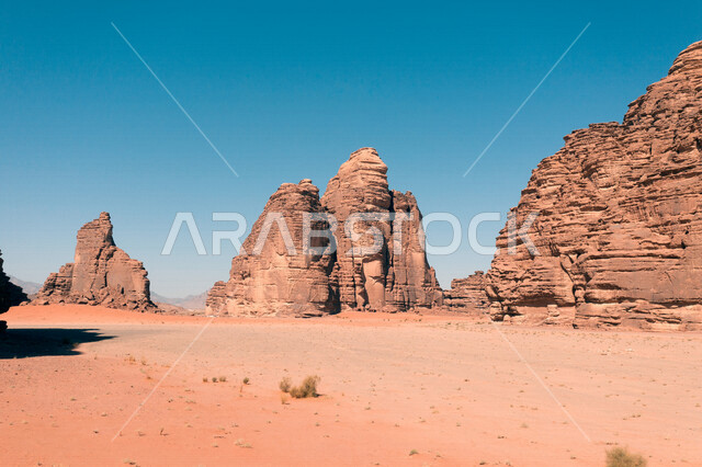 صورة للتكوينات الصخرية في منطقة بجدة نيوم  شمال غرب المملكة العربية السعودية ، مناظر طبيعية خلابة للرمال الذهبية ، جبال ذات تشكيلات صخرية جذابة في تبوك ، معالم حضارية سياحية في المملكة العربية السعودية .
