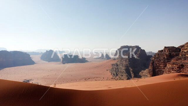 صورة للتكوينات الصخرية في منطقة بجدة نيوم  شمال غرب المملكة العربية السعودية ، مناظر طبيعية خلابة للرمال الذهبية ، جبال ذات تشكيلات صخرية جذابة في تبوك ، معالم حضارية سياحية في المملكة العربية السعودية .