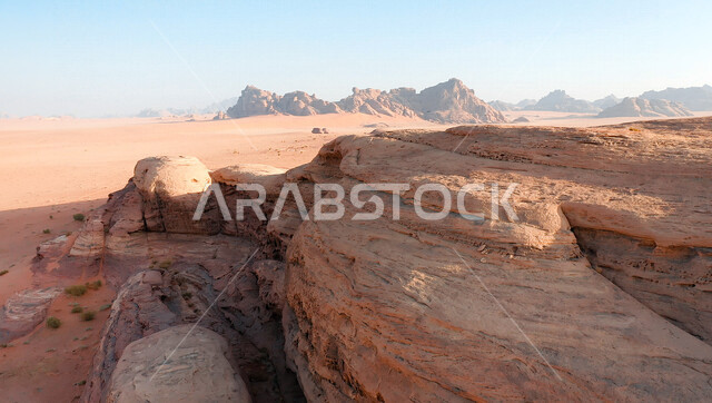 صورة للتكوينات الصخرية في منطقة بجدة نيوم  شمال غرب المملكة العربية السعودية ، مناظر طبيعية خلابة للرمال الذهبية ، جبال ذات تشكيلات صخرية جذابة في تبوك ، معالم حضارية سياحية في المملكة العربية السعودية .