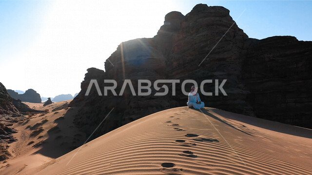 صورة للتكوينات الصخرية في منطقة بجدة نيوم  شمال غرب المملكة العربية السعودية ، مناظر طبيعية خلابة للرمال الذهبية ، جبال ذات تشكيلات صخرية جذابة في تبوك ، معالم حضارية سياحية في المملكة العربية السعودية .