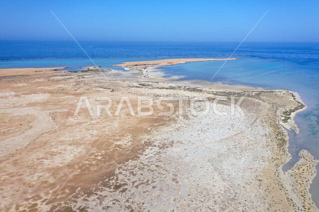 صورة جمالية لجزيرة زُبيدة التي تقع في البحر الأحمر في منطقة تبوك شمال غرب المملكة العربية السعودية ، معالم تاريخية سياحية في السعودية ، جزيرة زبيدة ، جزر منطقة تبوك ، جزر البحر الأحمر، السياحة في السعودية، وجهة سياحية فاخرة