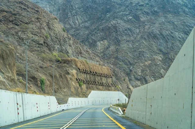 طريق سريع جبلي مع جدران خرسانية ساندة
