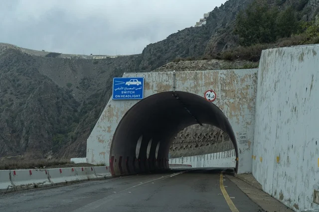 نفق جبلي خرساني ولوحة إرشادية مرورية