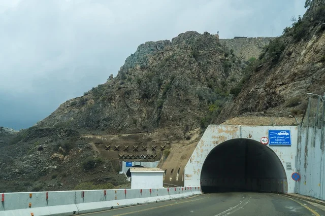 مدخل نفق جبلي في طريق صخري وعر