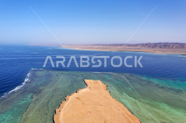 صورة جمالية لجزيرة زُبيدة التي تقع في البحر الأحمر في منطقة تبوك شمال غرب المملكة العربية السعودية، معالم تاريخية سياحية في السعودية، جزيرة زبيدة ، جزر منطقة تبوك، جزر البحر الأحمر، المرتفعات الجبلية، السياحة في السعودية، وجهة سياحية فاخرة