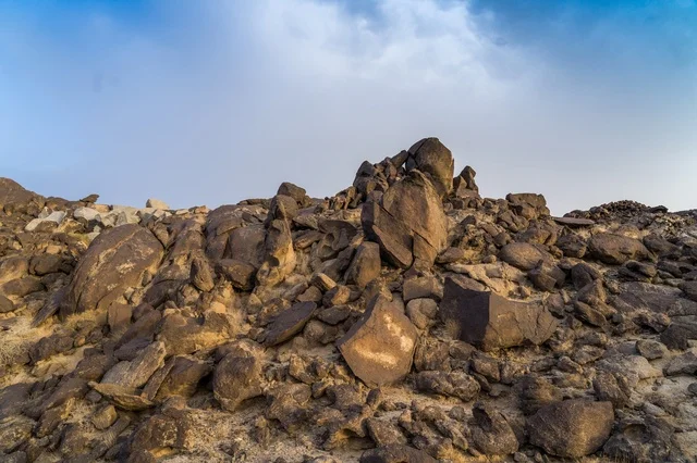 تضاريس صحراوية صخرية تحت سماء زرقاء