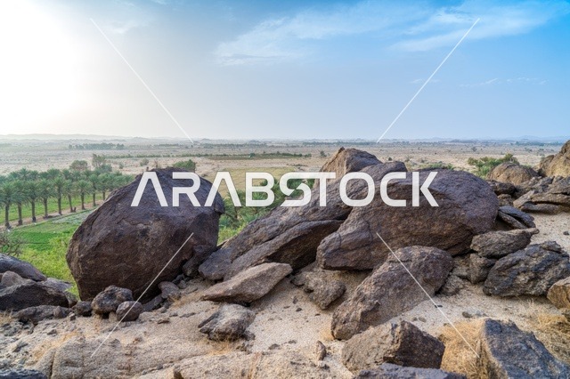 صخور صحراوية ضخمة تطل على وادي واحة النخيل