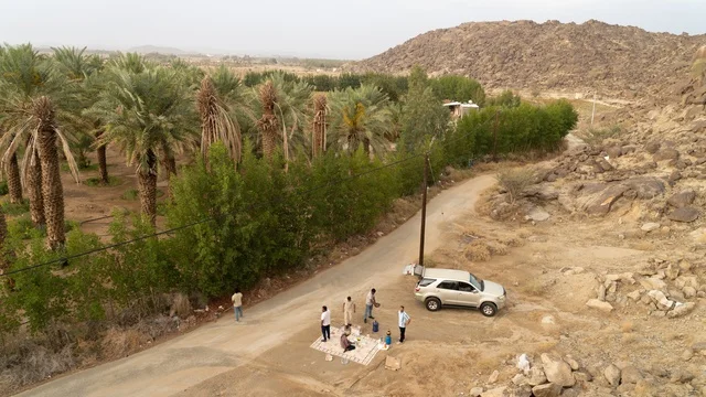 تجمع رجال في نزهة برية في جبال السعودية