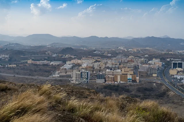 منظر لمدينة جبلية في السعودية تحت سماء صافية