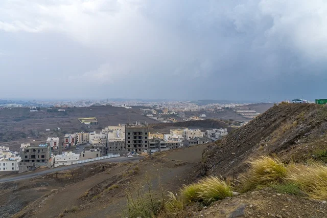 مدينة جبلية في عسير السعودية تحت سماء غائمة