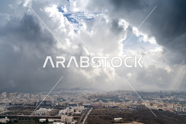 سحب رعدية كثيفة فوق منطقة سكنية حضرية نهاراً