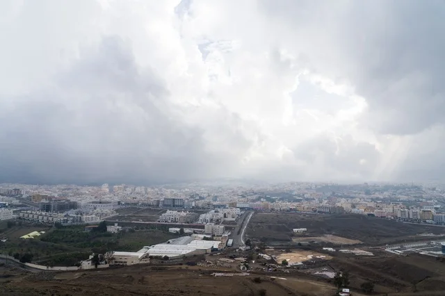منظر واسع للمدينة تحت سماء غائمة وملبدة بالغيوم