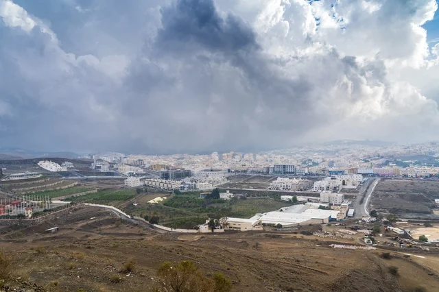 مشهد حضري للمدينة تحت السحب الركامية والغيوم