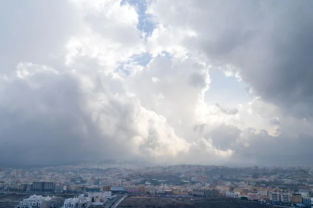 سحب ركامية كثيفة فوق منطقة سكنية حضرية