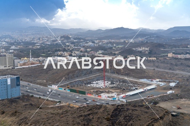 موقع بناء وطريق سريع في مدينة سعودية جبلية