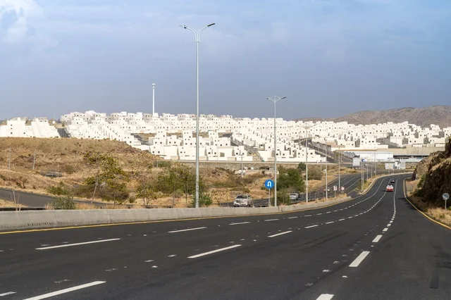 طريق سريع ومجمع فلل سكنية على تلة صحراوية