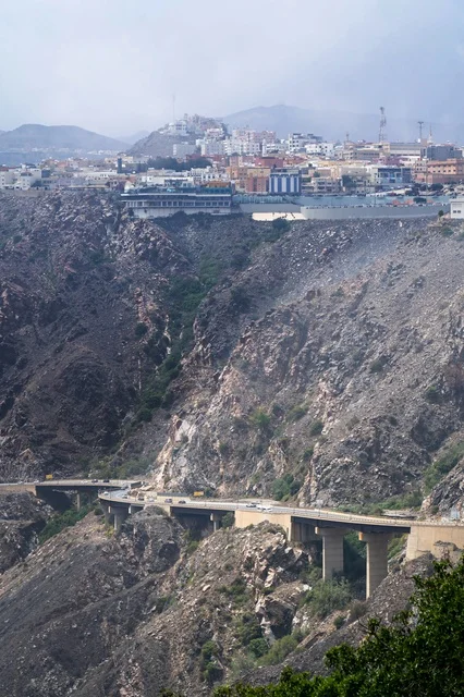 جسر طريق جبلي ومدينة على حافة الجبل