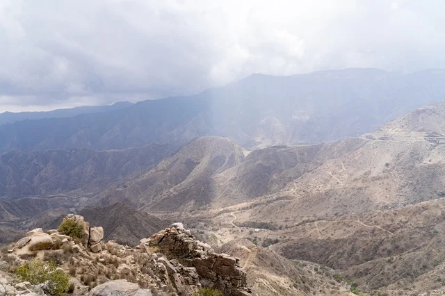 منظر الجبال الوعرة مع القمم والوديان الضبابية