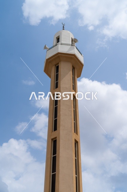 مئذنة مسجد حديثة مع مكبرات صوت تحت السماء الزرقاء