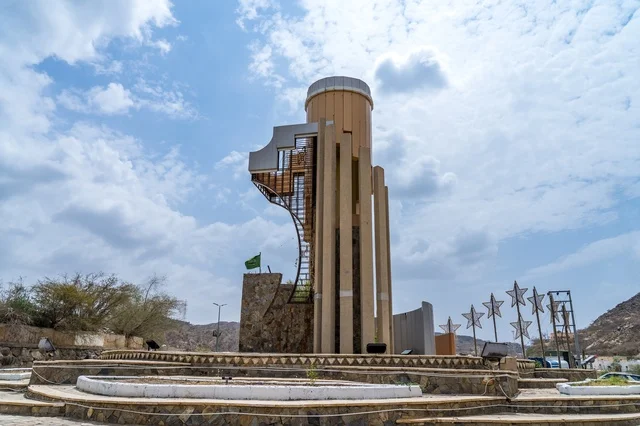 معلم معماري حديث في ميدان بالسعودية