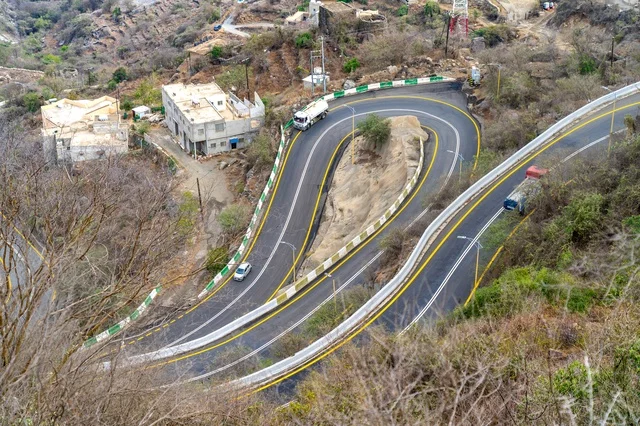 طريق جبلي متعرج مع منعطفات حادة في السعودية