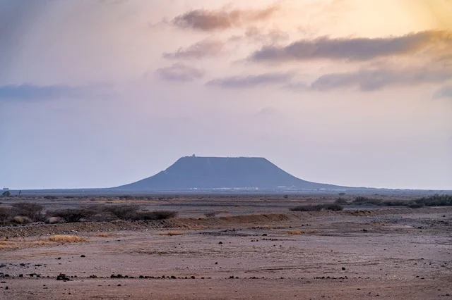 جبل مسطح القمة في المناظر الطبيعية الصحراوية عند الغروب