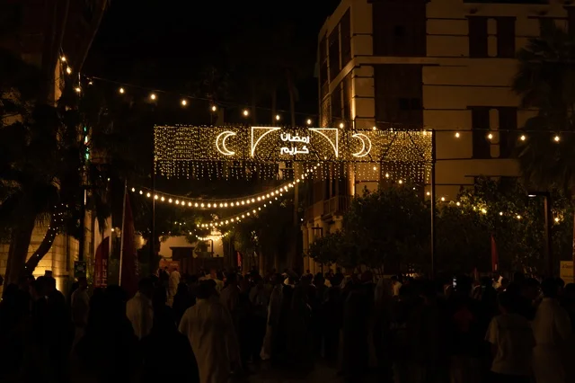 زينة وأضواء رمضان كريم في شارع تاريخي ليلاً