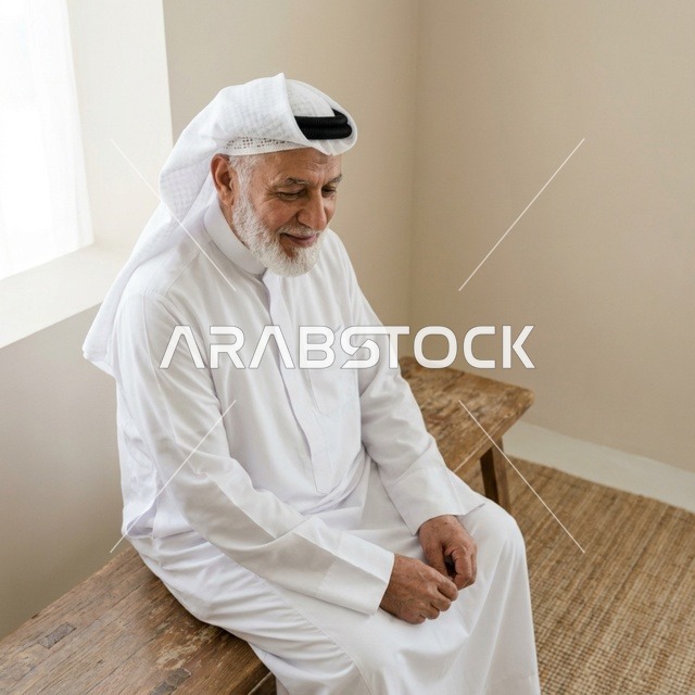 رجل سعودي مسن بالزي التقليدي لقطة علوية