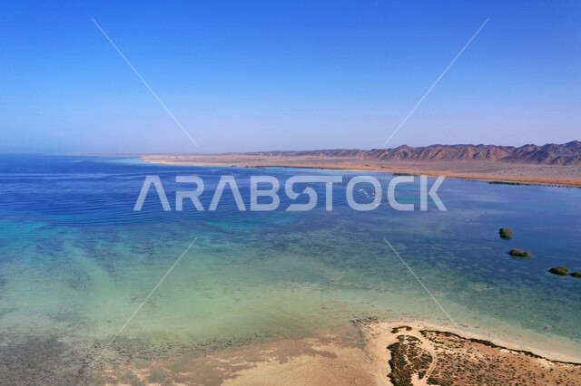 صورة جمالية لجزيرة زُبيدة التي تقع في البحر الأحمر في منطقة تبوك شمال غرب المملكة العربية السعودية ، معالم تاريخية سياحية في السعودية ، جزيرة زبيدة ، جزر منطقة تبوك ، جزر البحر الأحمر ، المرتفعات الجبلية ، السياحة في السعودية