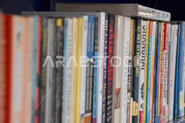 صورة مقربة لمجموعة من الكتب، رفوف مليئة بالكتب، القرأة والتعلم، كتب قديمة مستعملة