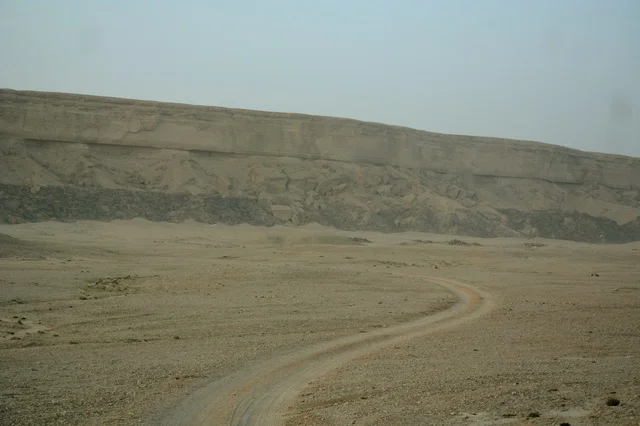طريق ترابي متعرج في صحراء المملكة العربية السعودية