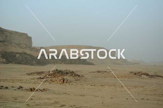 جبال صخرية وسهول رملية في صحراء السعودية