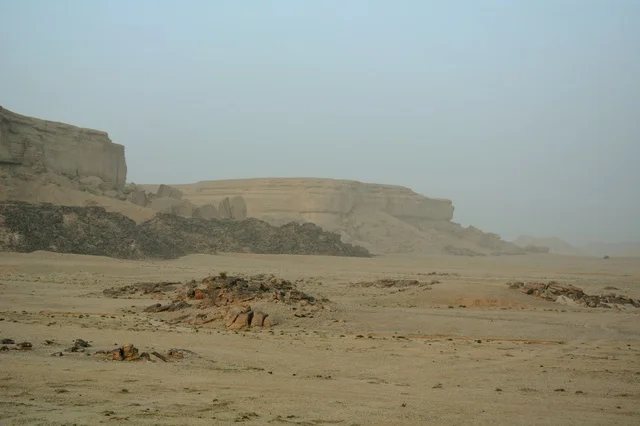 جبال صخرية وسهول رملية في صحراء السعودية