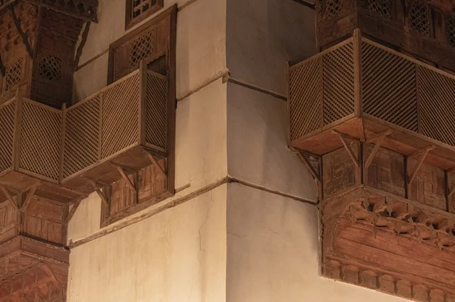 Historic Jeddah Building with Traditional Wooden Roshan
