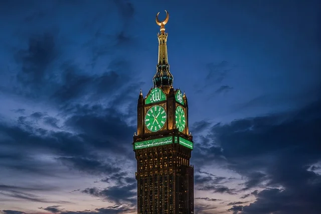 برج ساعة مكة المكرمة في المساء المملكة العربية السعودية