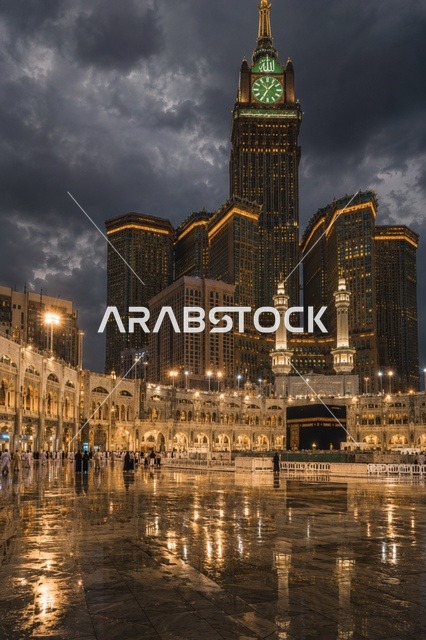 الكعبة المشرفة وبرج الساعة في المسجد الحرام بمكة ليلاً