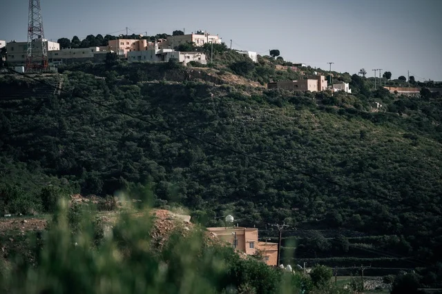 المباني السكنية على الجبال الخضراء في طبيعة مدينة أبها