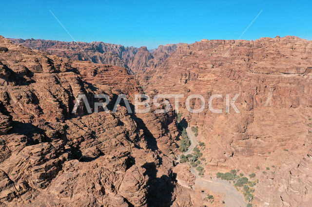 صورة جمالية لأخاديد الجبال الساحرة ، و التكوينات  الصخرية و الواحات بوادي الديسة في منطقة تبوك ، وادي الديسة ( الوادي الممتلئ بالنخيل ) الطبيعة الساحرة و جمالها الخلاب في المملكة العربية السعودية