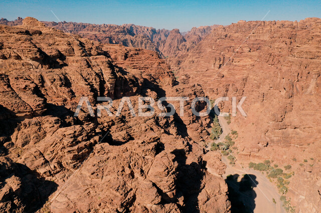 صورة جمالية لأخاديد الجبال الساحرة ، و التكوينات  الصخرية و الواحات بوادي الديسة في منطقة تبوك ، وادي الديسة ( الوادي الممتلئ بالنخيل ) الطبيعة الساحرة و جمالها الخلاب ، في المملكة العربية السعودية
