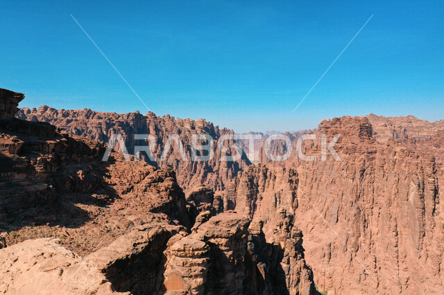 صورة جمالية لأخاديد الجبال الساحرة ، و التكوينات  الصخرية و الواحات بوادي الديسة في منطقة تبوك ، وادي الديسة ( الوادي الممتلئ بالنخيل ) الطبيعة الساحرة و جمالها الخلاب في المملكة العربية السعودية